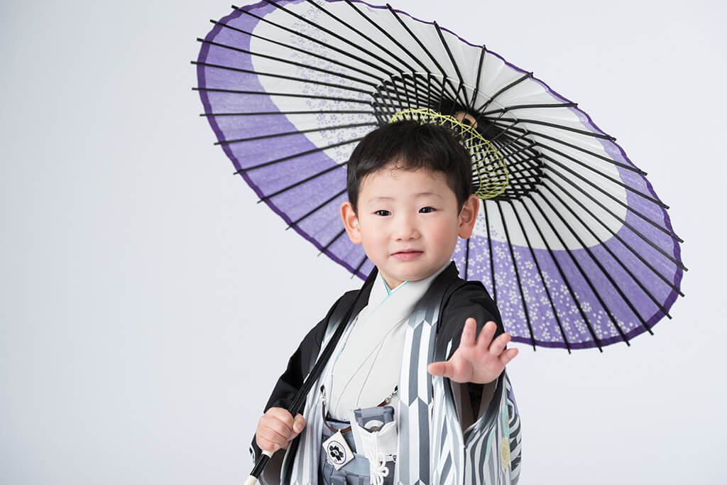 七五三5歳男の子：和装（着物）に和傘をさしている写真：福島市写真館フォトスタジオ若葉