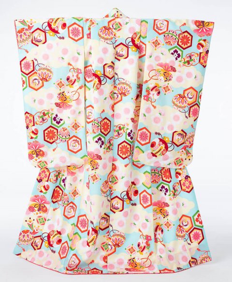 写真：水色と白地にマリなどの和柄が描かれた着物（クリックで拡大）