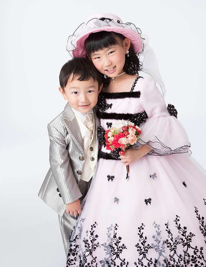 七五三5歳男の子（タキシード）と七歳女の子（ドレス）の写真：福島市写真館フォトスタジオ若葉