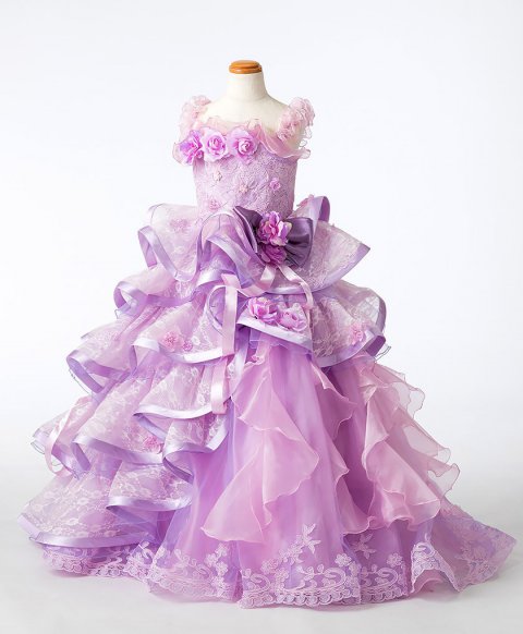 写真：フリルが印象的な紫色のドレス。（クリックで拡大）