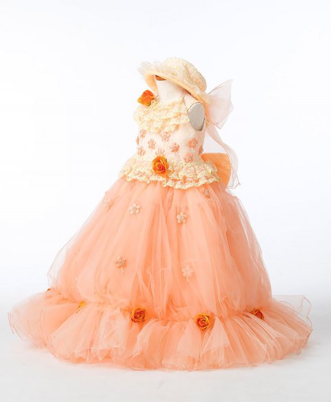 写真：淡いオレンジのドレス。帽子つき（クリックで拡大）