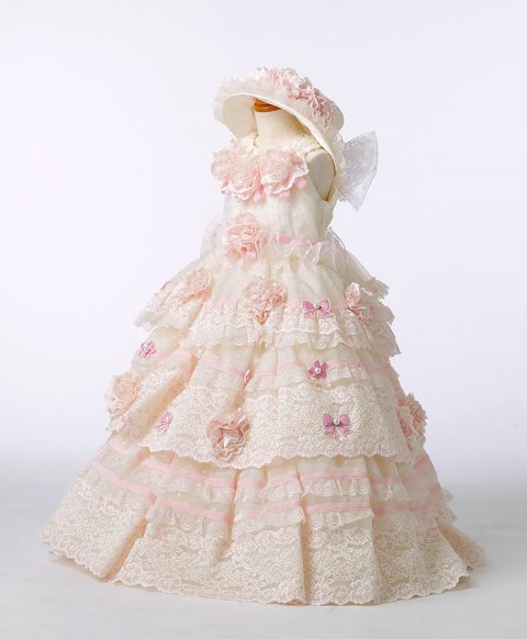 写真：白とピンクのドレス。帽子つき（クリックで拡大）
