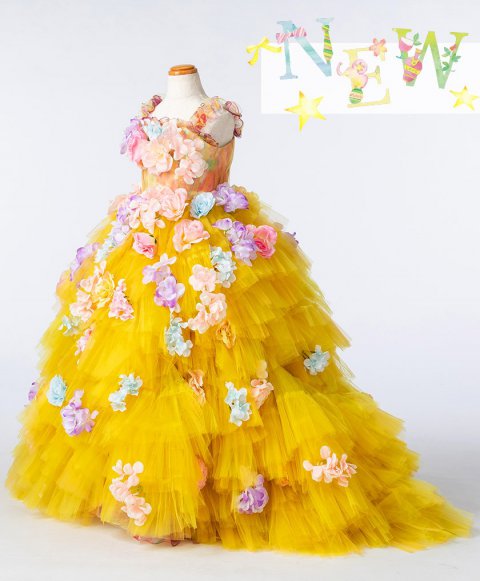 写真：パステルカラーの花を散りばめた黄色のドレス（クリックで拡大）