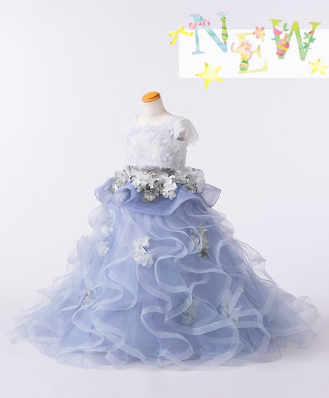 写真：白い花を散りばめた淡い青のドレスに、白いボレロを着用（クリックで拡大）