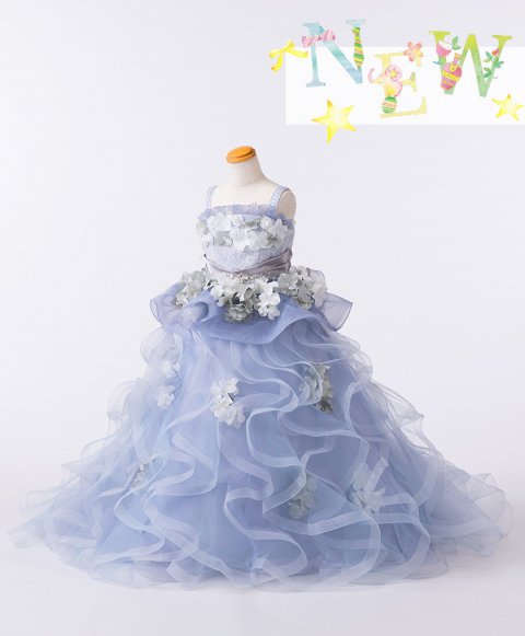 写真：白い花を散りばめた淡い青のドレス（クリックで拡大）