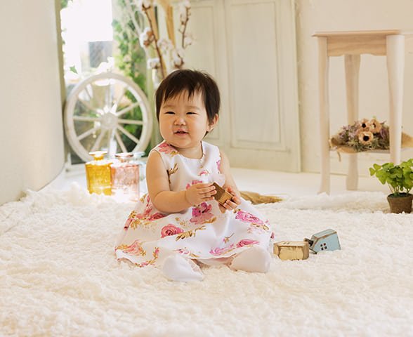 写真：ワンピースを着て笑顔の赤ちゃん：ドリームキッズキャンペーン：福島市写真館フォトスタジオ若葉