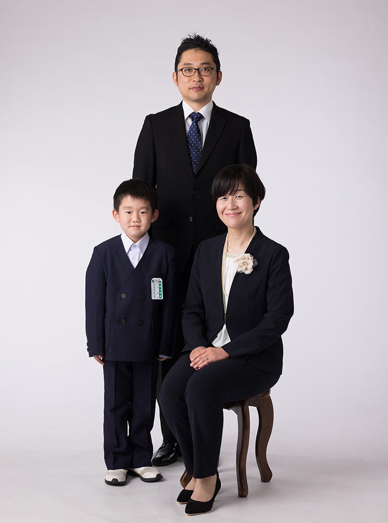 写真:小学校入学記念撮影の家族