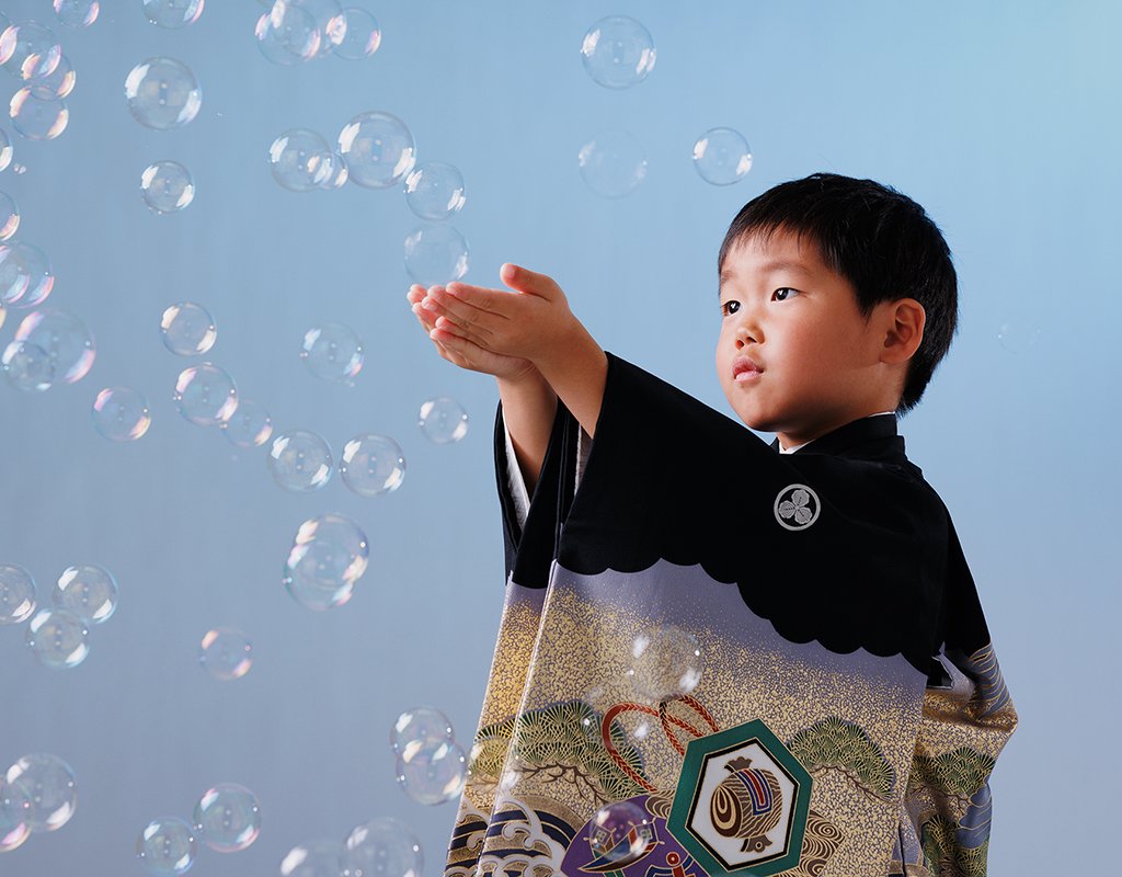 七五三男の子：シャボン玉を背景に、着物姿の写真：福島市写真館フォトスタジオ若葉