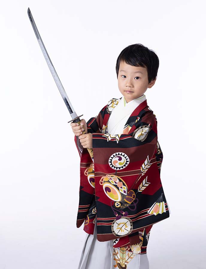 七五三5歳男の子：和装（着物）に刀を構えている写真：福島市写真館フォトスタジオ若葉