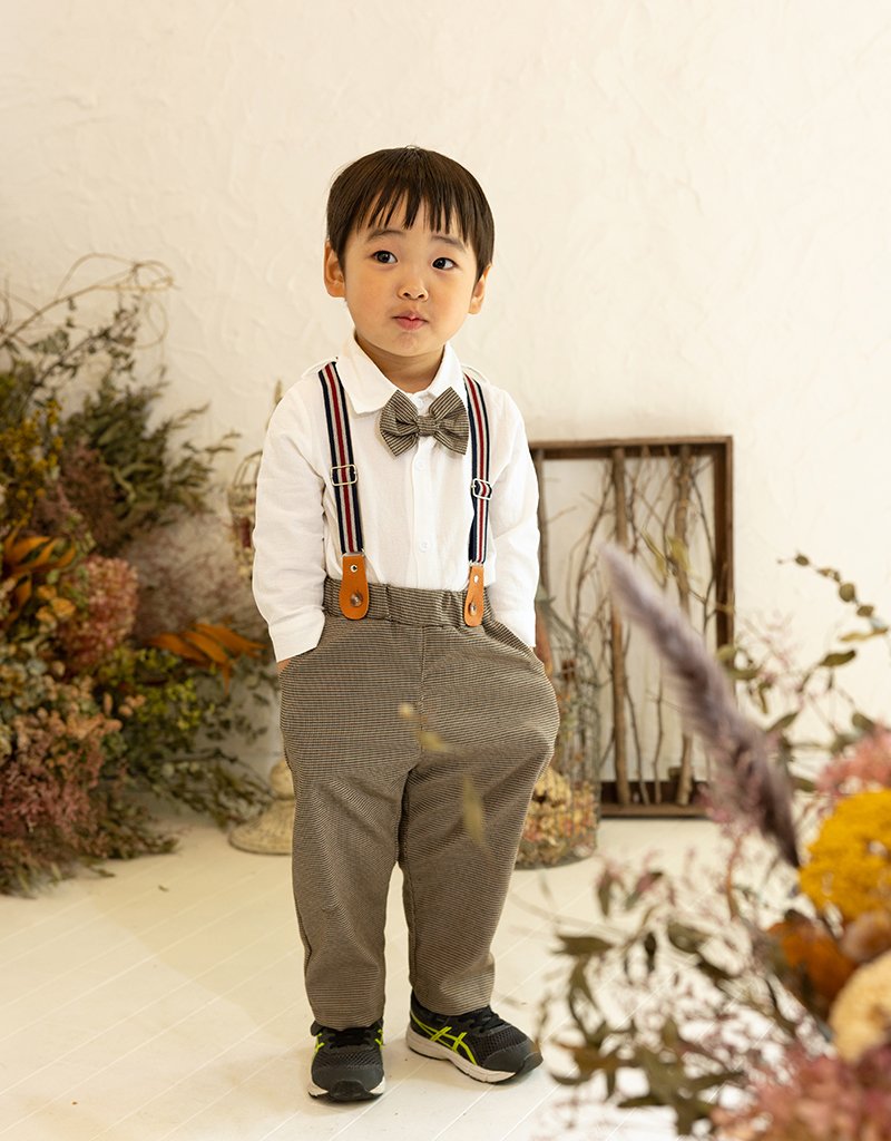 七五三5歳男の子：洋服姿でズボンに手を入れてポーズを決める男の子：福島市写真館フォトスタジオ若葉