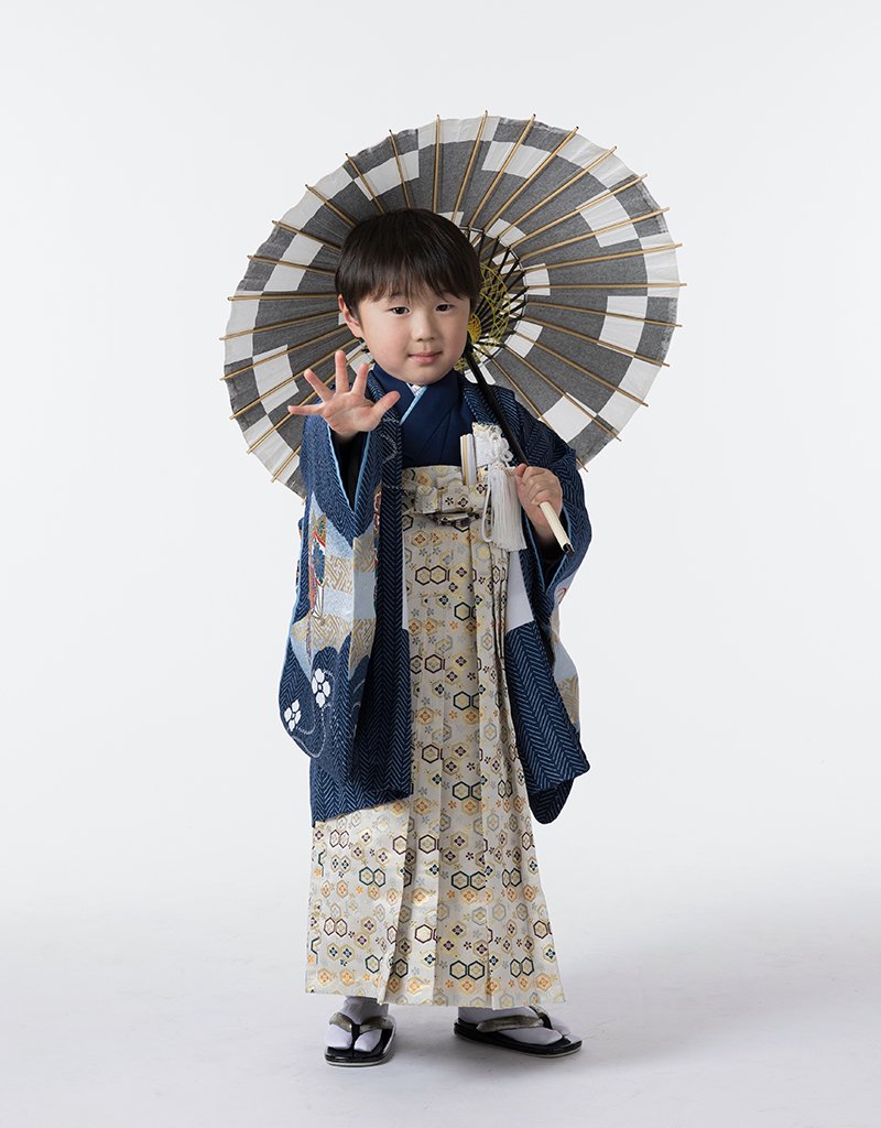七五三5歳男の子：和服に和傘を指してポーズを決める男の子：福島市写真館フォトスタジオ若葉