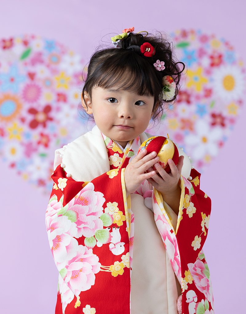 七五三3歳女の子：赤い着物に被布を着て、毬を持った女の子：福島市写真館フォトスタジオ若葉