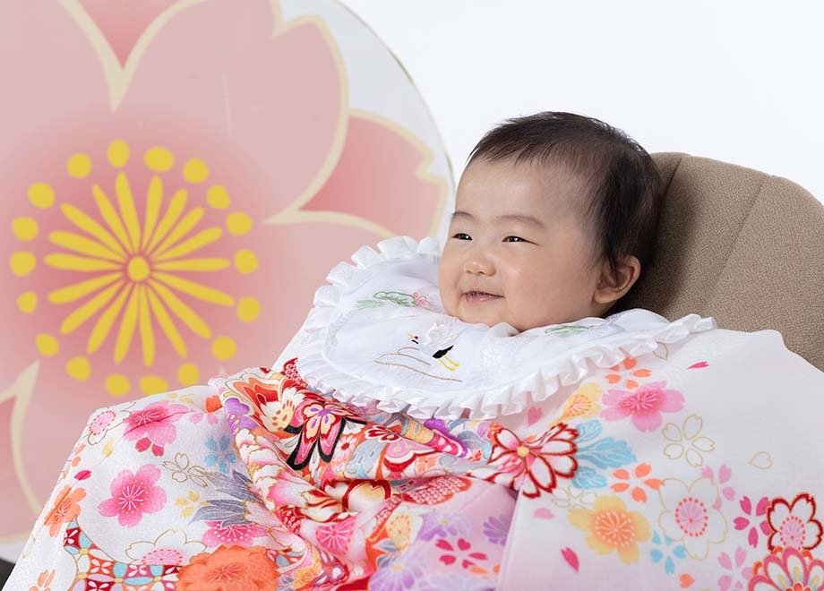 百日祝い撮影：掛け衣装を着た赤ちゃん