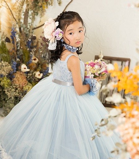 2026年ドリームキッズキャンペーン：ドレスコース：青いドレスを着てブーケを持つ女の子