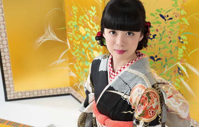 京都のメーカー厳選振袖を着用して成人式撮影をする女性の写真