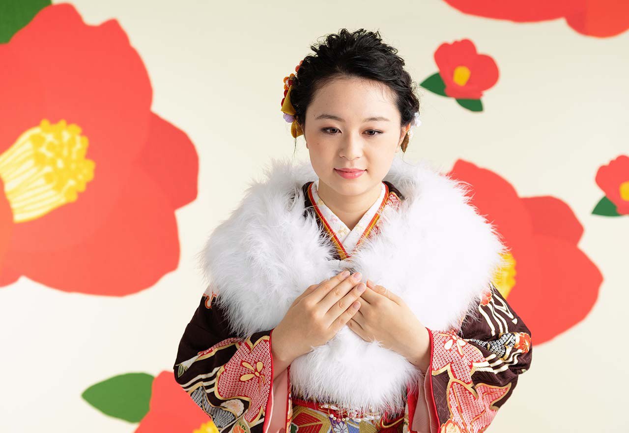 写真：振袖にショールを羽織った成人式撮影の女性