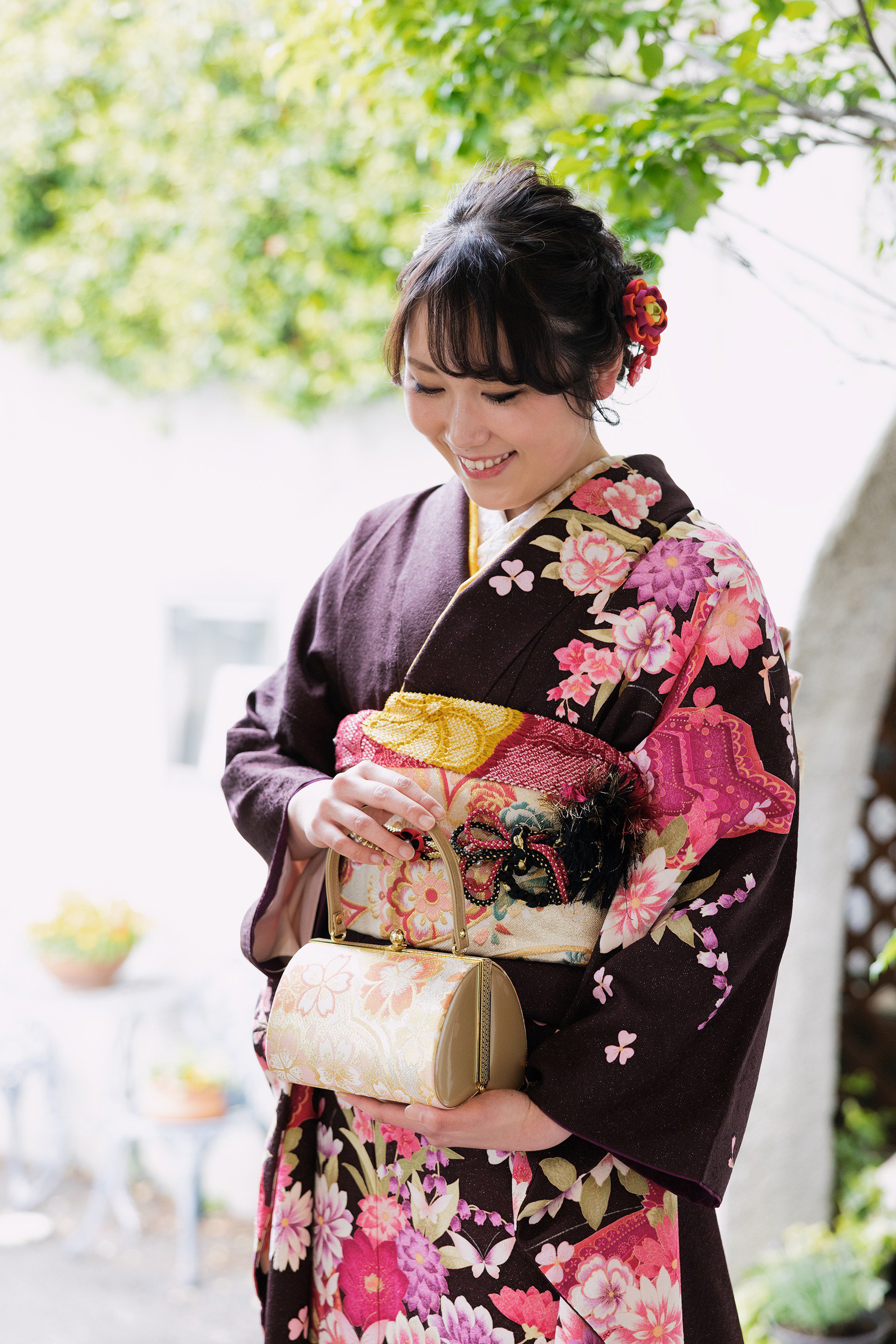 写真:振袖を着て自然光の中ロケ撮影をする女性