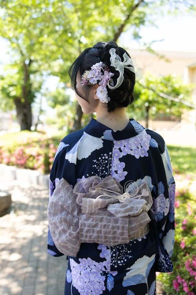 後ろから見た浴衣姿の女性