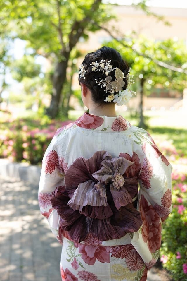 後ろから見た浴衣姿の女性