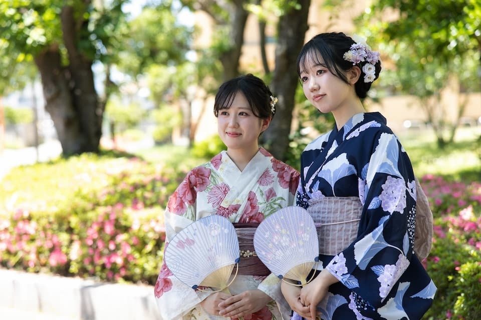 浴衣を着た2人の女性