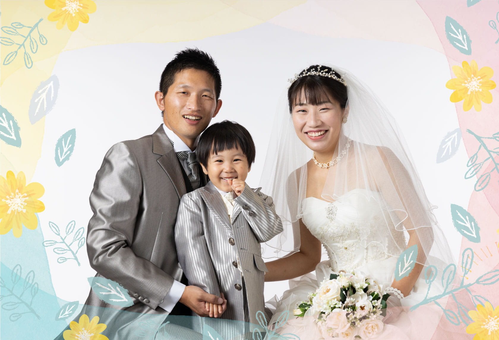 ウェディング・婚礼・結婚記念写真：タキシードを着た新郎、男の子、ウエディングドレスを着た新婦の写真