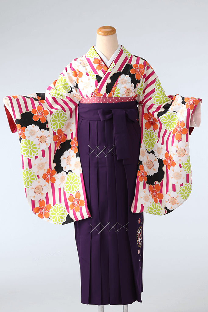 写真：卒業式着物・袴（卒業式着物レンタル、袴レンタル）：モダン柄の着物に、紫のグラデーションの袴：福島市写真館フォトスタジオ若葉