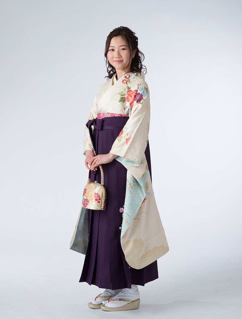 写真：卒業フォトコース：袴姿で卒業記念撮影をする女性：全身写真：福島市写真館フォトスタジオ若葉
