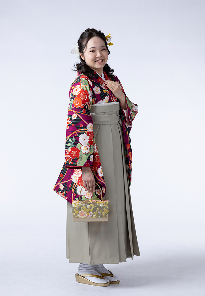 写真：卒業フォトコース：袴姿で卒業記念撮影をする女性：福島市写真館フォトスタジオ若葉