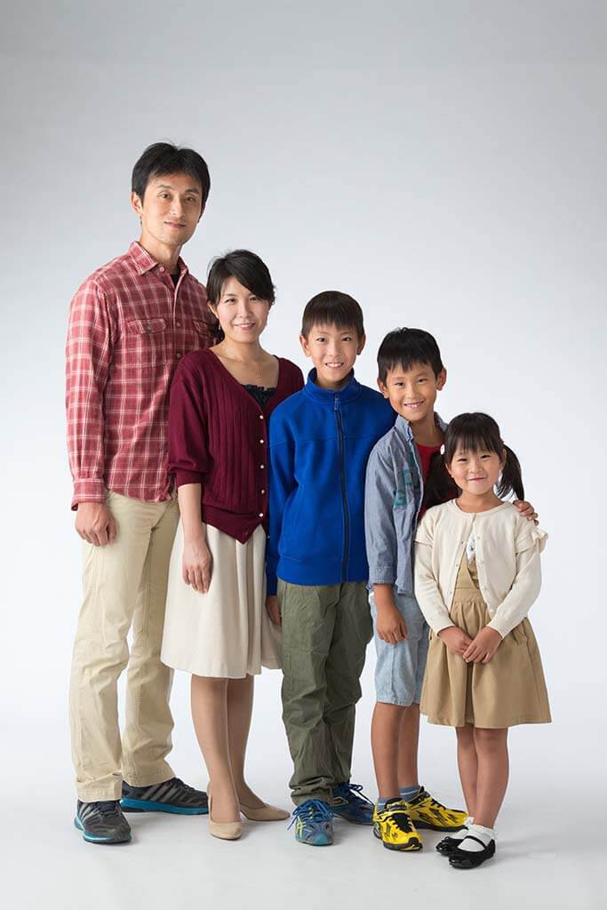 5人の家族写真：背の順に並んで撮影