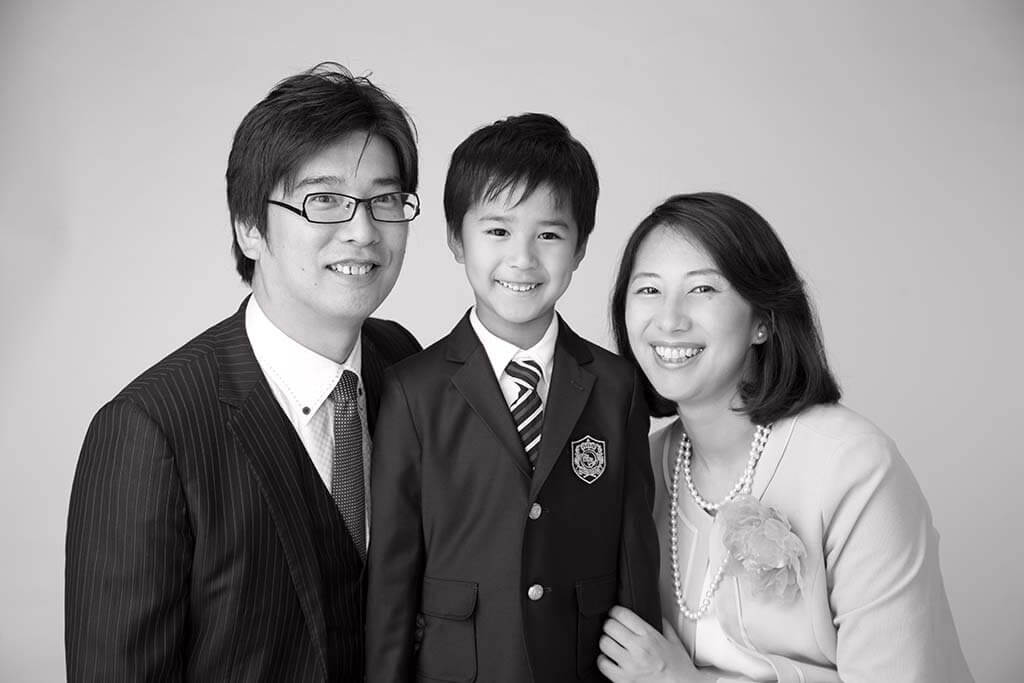 親子3人の家族写真：入学のお祝いに：モノクロ写真