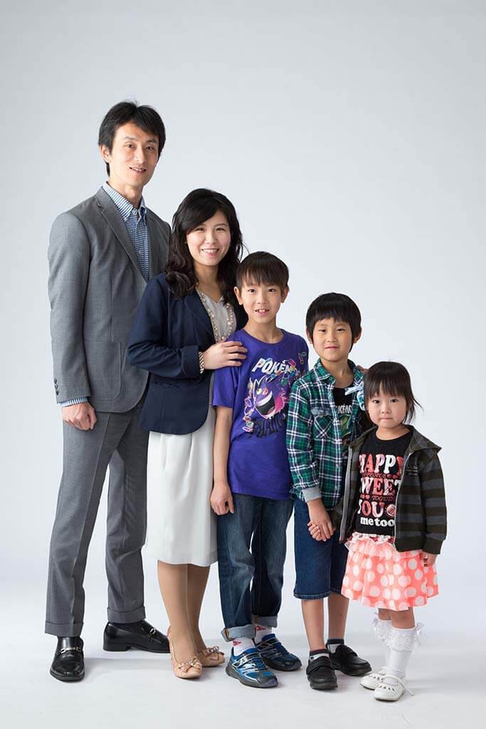 親子5人の家族写真：背の順に並んで撮影