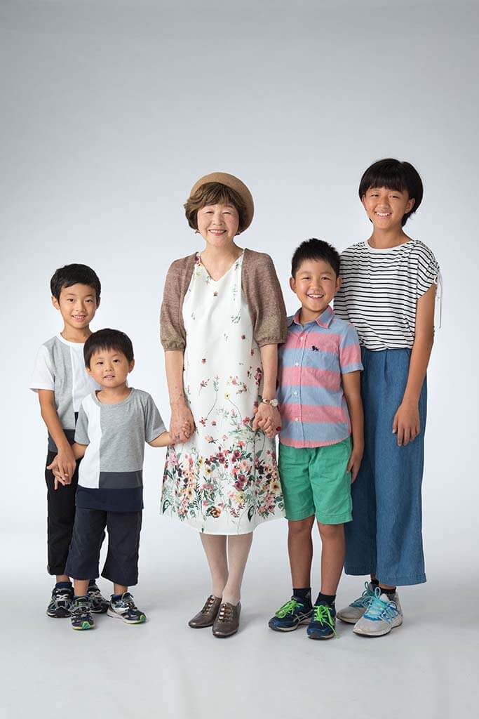 おばあちゃんと4人の孫との家族写真
