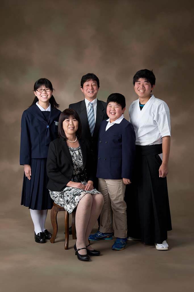 親子5人の家族写真：スーツや制服での撮影