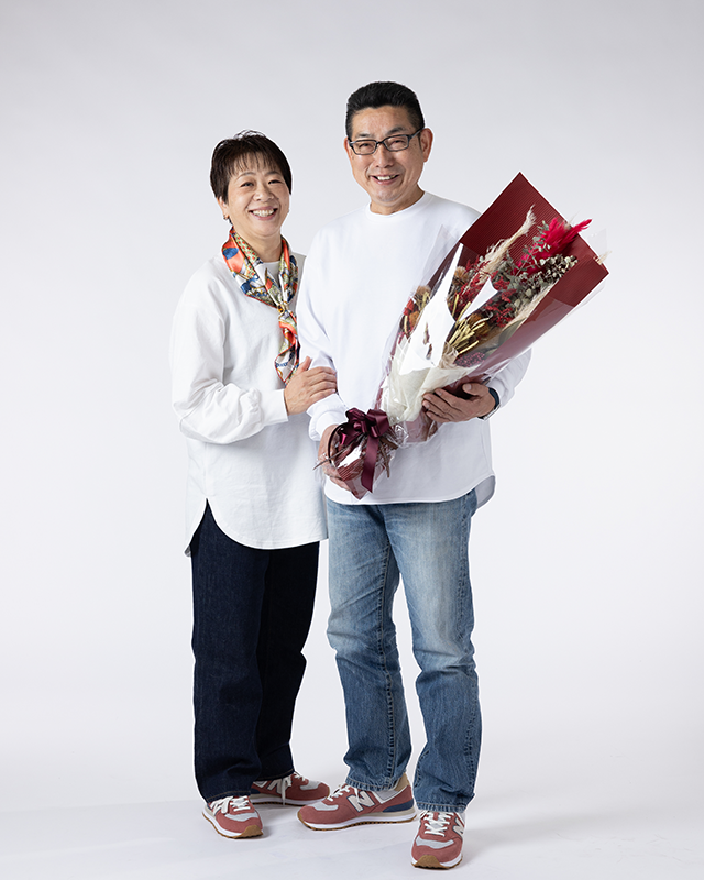 ご夫婦写真撮影：花束を持ったご夫婦