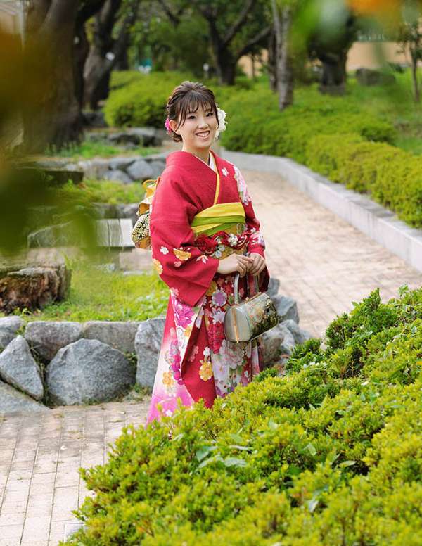 写真：振袖姿でロケーション撮影をしている成人式女性：福島市写真館フォトスタジオ若葉