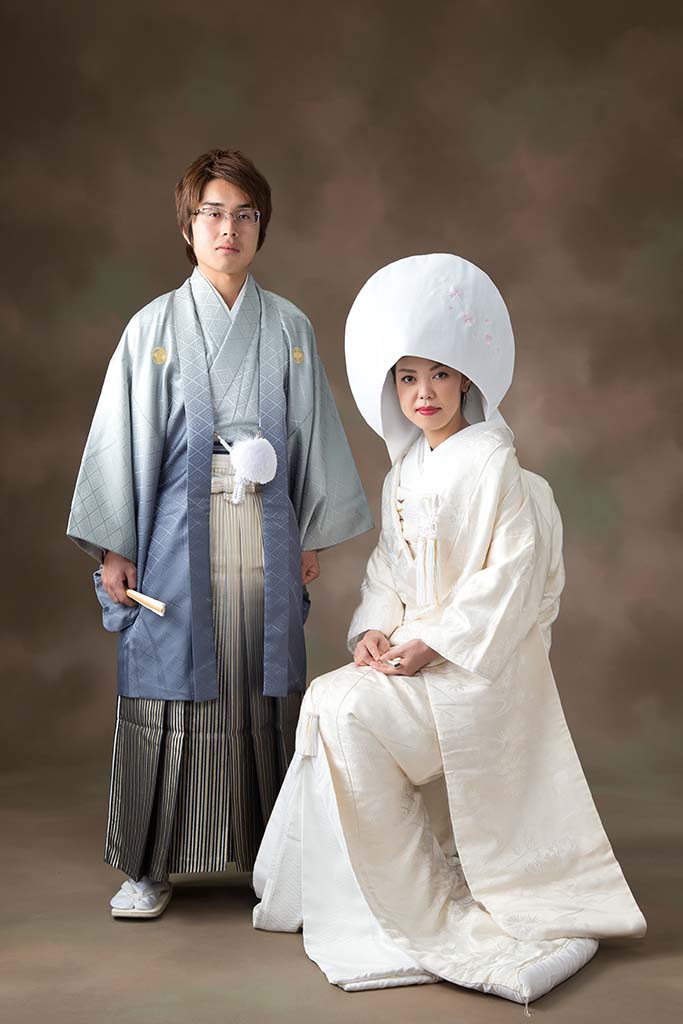 白無垢の花嫁と紋付袴の花婿