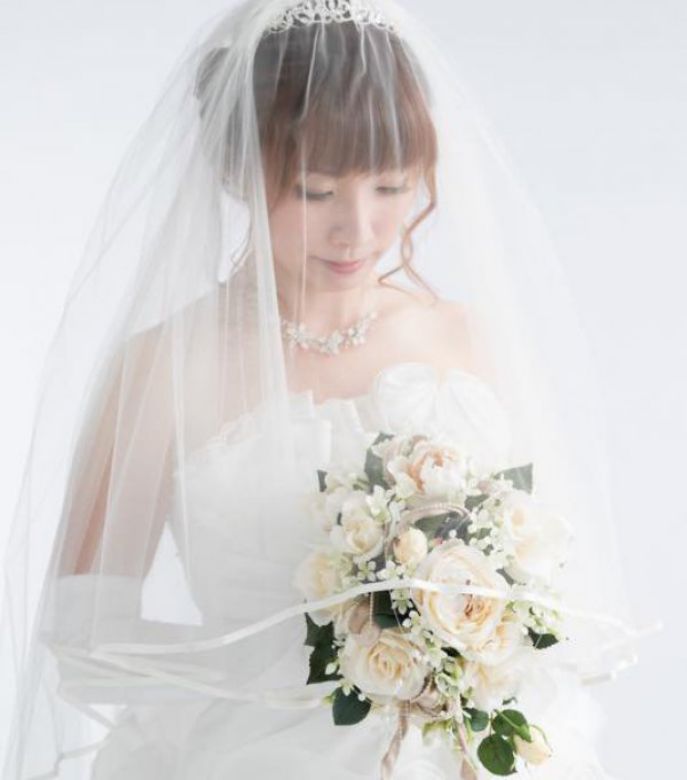 写真：ドレスにベールを被り、幸せそうな新婦：福島市写真館フォトスタジオ若葉