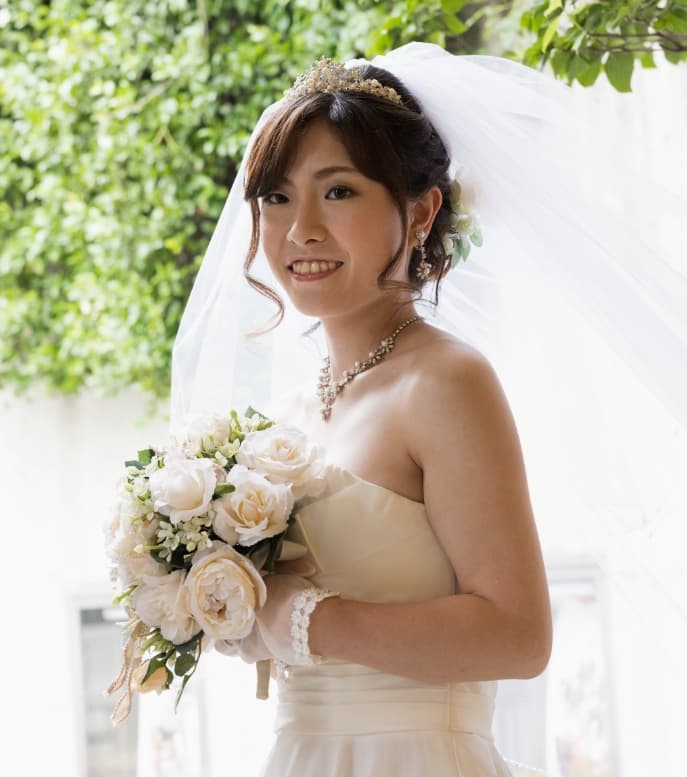 写真：ドレス姿でブーケを持ち、新緑の中で撮影している新婦：福島市写真館フォトスタジオ若葉