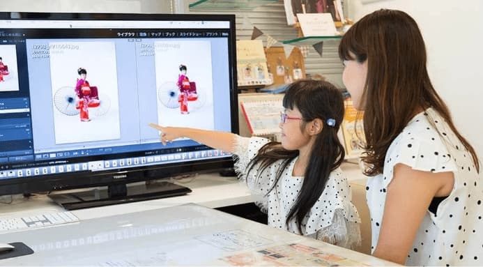 写真：撮影した写真を選んでいる様子