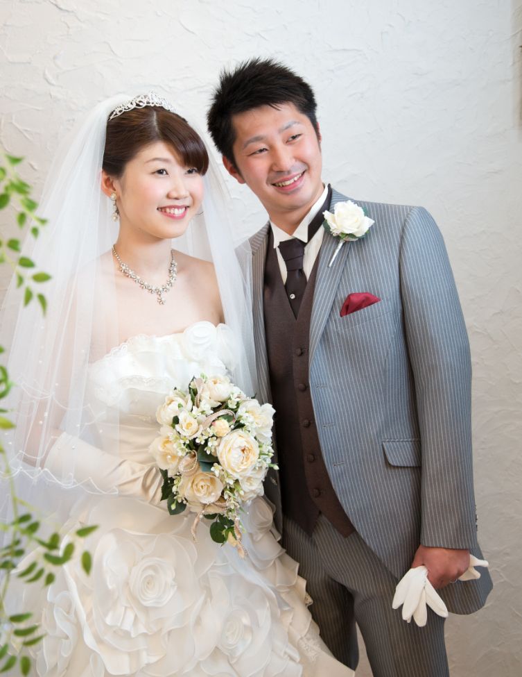 写真：ドレス姿でベールを着け、ブーケを持つ花嫁と、タキシード姿の新婦：福島市写真館フォトスタジオ若葉