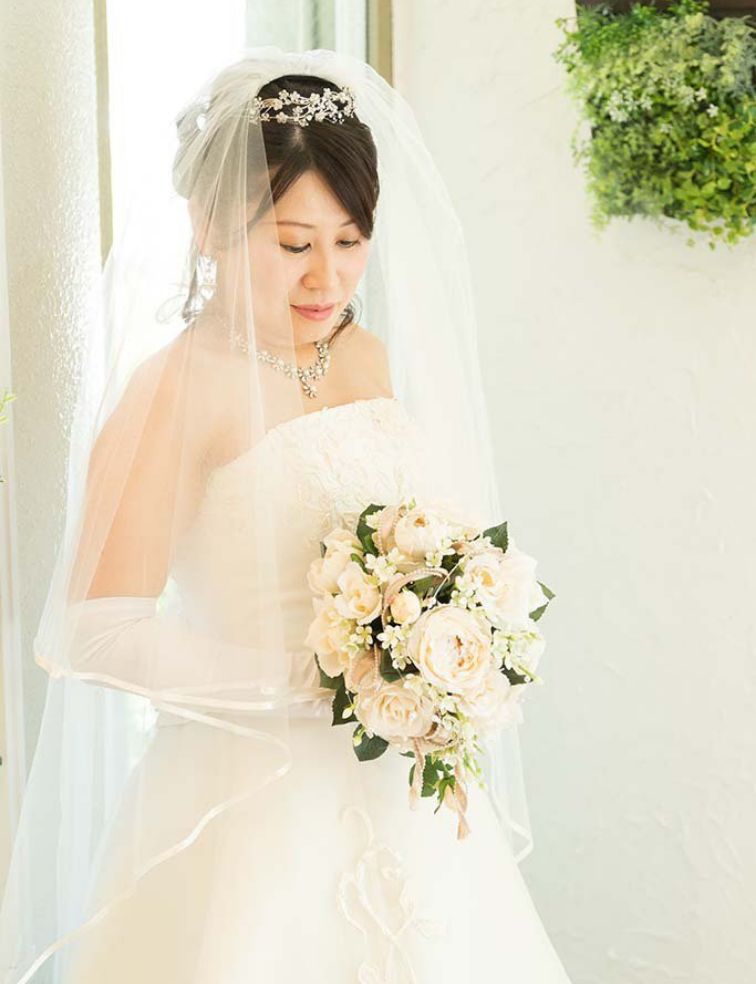 写真：純白のドレス姿でブーケーを持った新婦：福島市写真館フォトスタジオ若葉