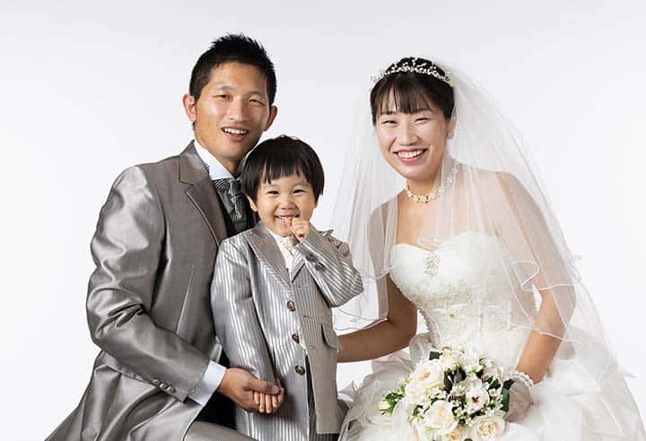 写真：お子さんがいらっしゃるご夫婦の婚礼写真：お子さんを囲んで笑顔のご夫婦