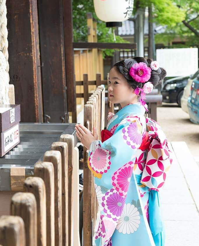 写真：福島市写真館フォトスタジオ若葉の「七五三参り当日の衣装レンタル」を利用して、神社へお参りしている女の子